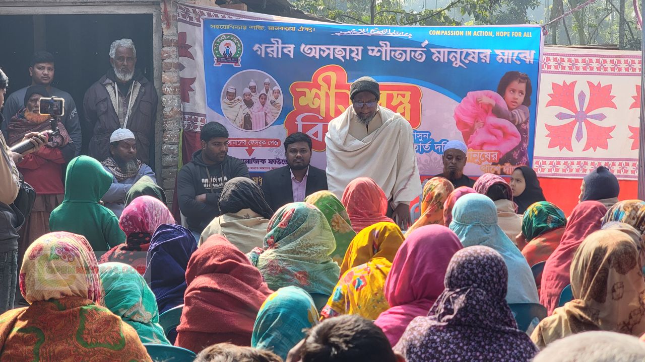 কাউনিয়ায় শীতার্ত অসহায় মানুষের মাঝে শীতবস্ত্র বিতরণ করেছে সাধু সামাজিক ফাউন্ডেশন