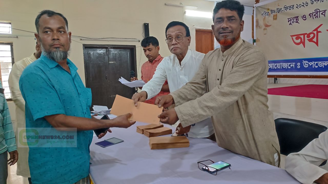 সালথায় দুঃস্থদের মাঝে প্রধানমন্ত্রীর ত্রাণ তহবিলের অর্থ বিতরণ